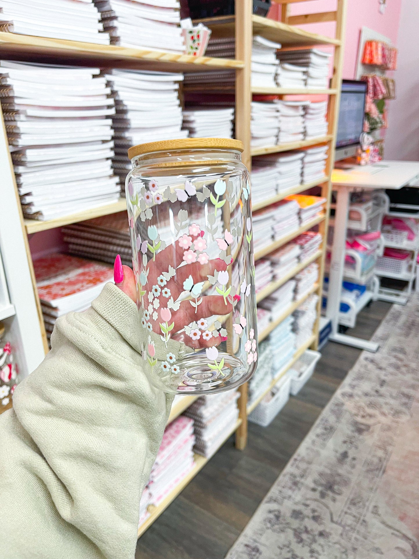 Verre 16 oz | Printemps | Tulipes, fleurs et papillons