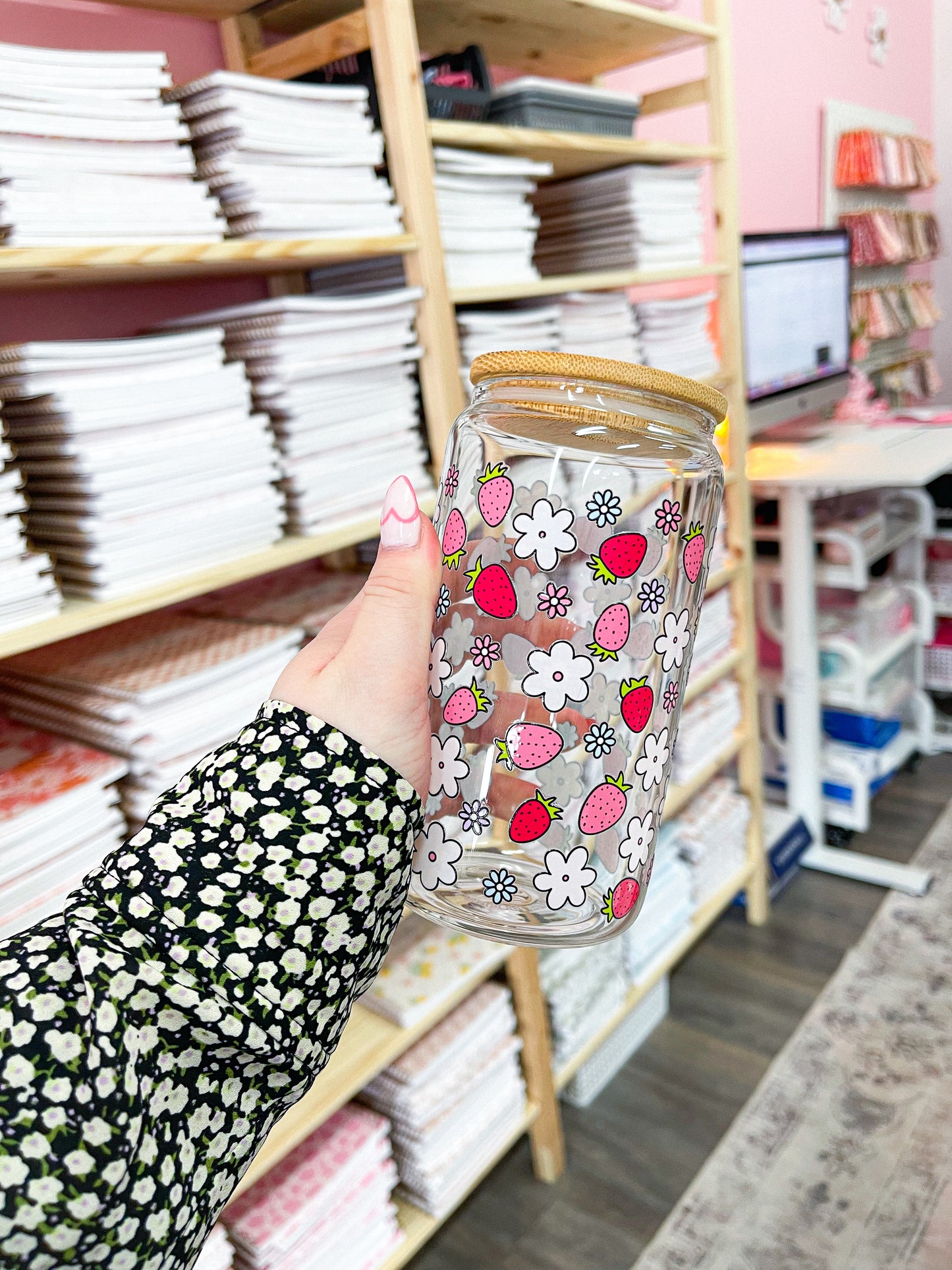 Verre 16 oz | Été | Fraises et fleurs blanches et bleues