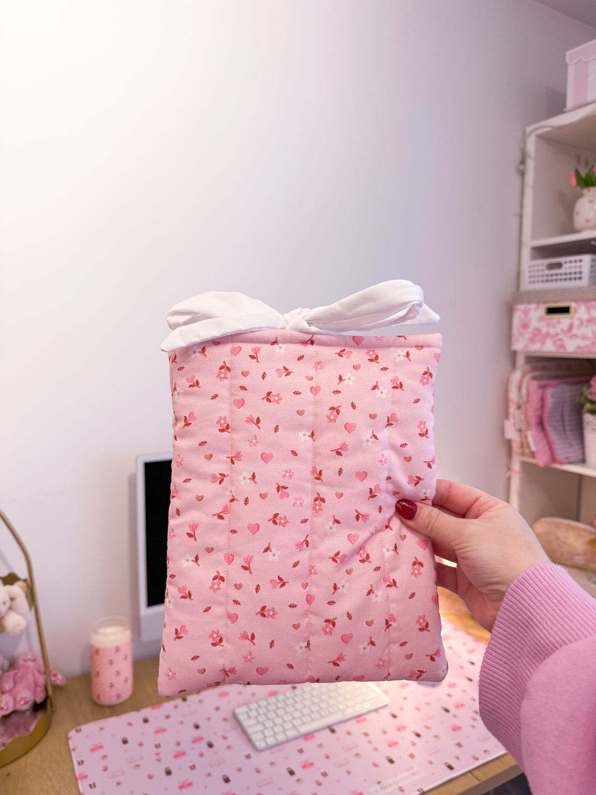 Pochette à livre ou liseuse | Fleurs brunes, roses et coeur