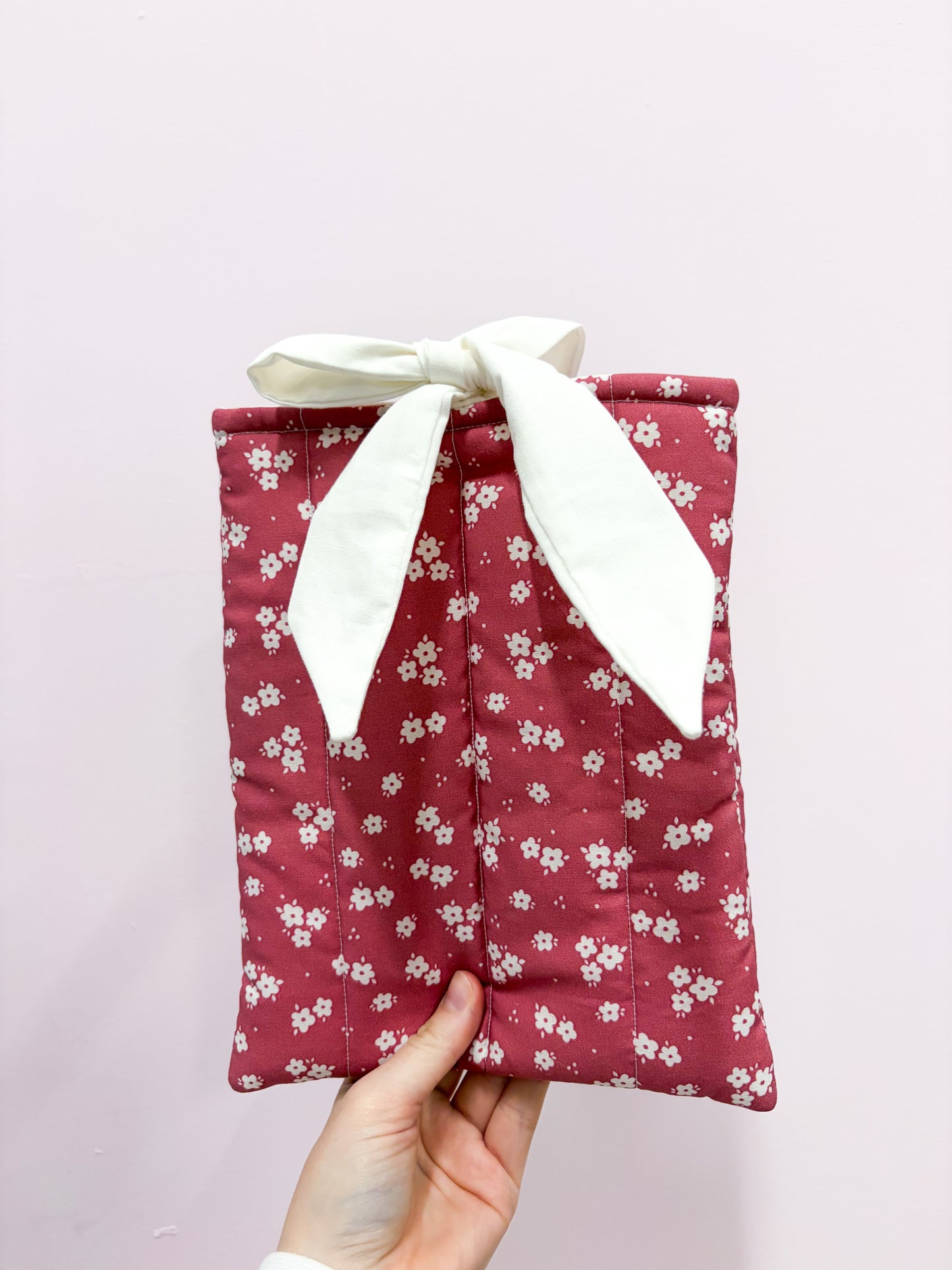 Pochette à livre ou liseuse | Rouge et fleurs blanches