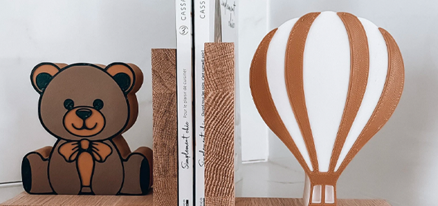 Accessoires en bois avec un ourse et une mongolfière pour supporter des livres.
