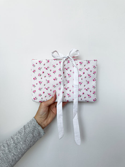 Pochette à livre | Petites fleurs roses | Boucle blanche