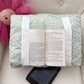 Coussin de lecture | Sauge et marguerites blanches