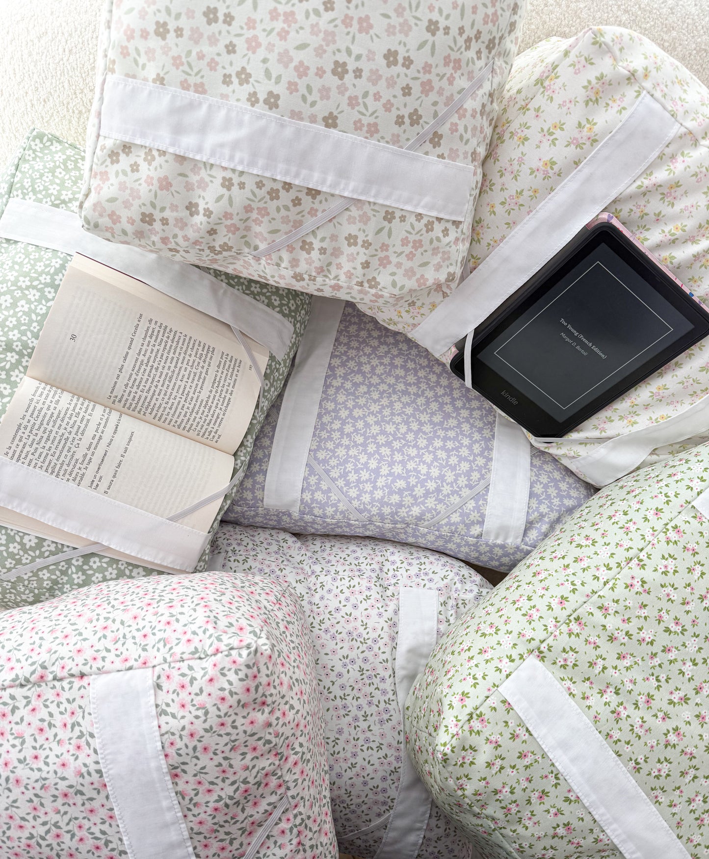 Coussin de lecture | Sauge et fleurs fuchsia