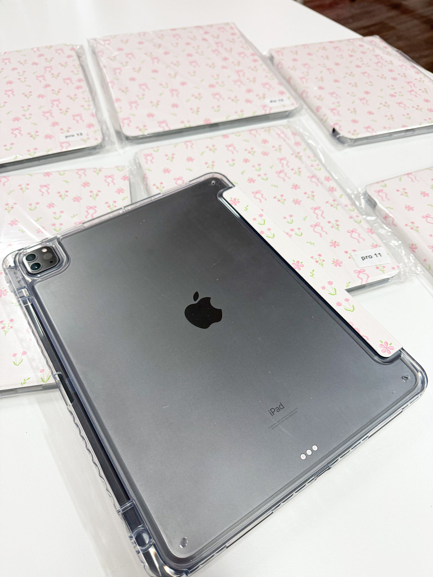 Étui à iPad | Air ou Pro 11'' et 13'' | Bouquets de fleurs et boucles