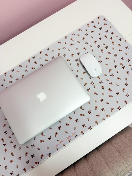 Tapis de bureau | Boucles et fleurs brunes