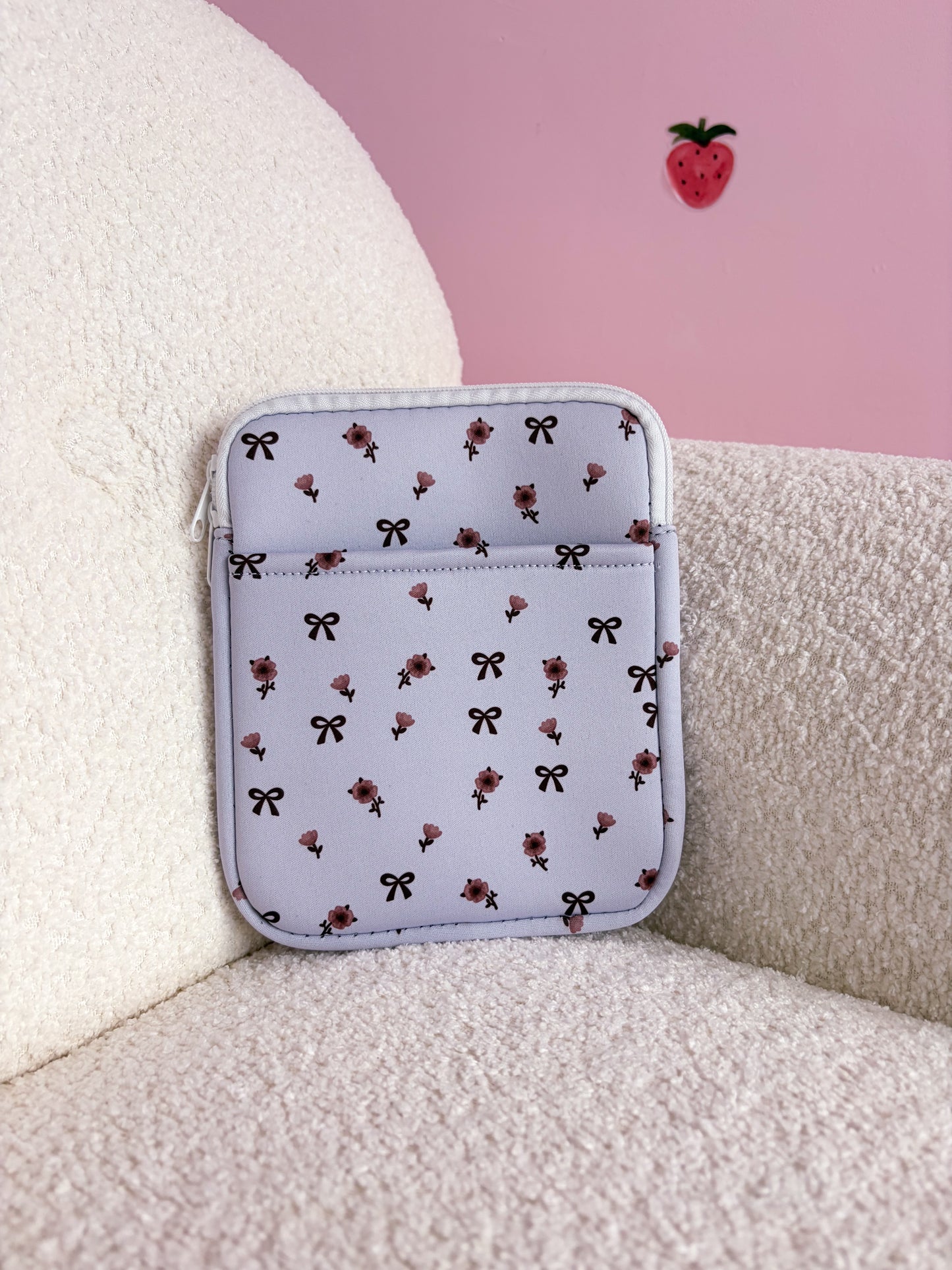 Pochette à liseuse | Boucles et fleurs brunes