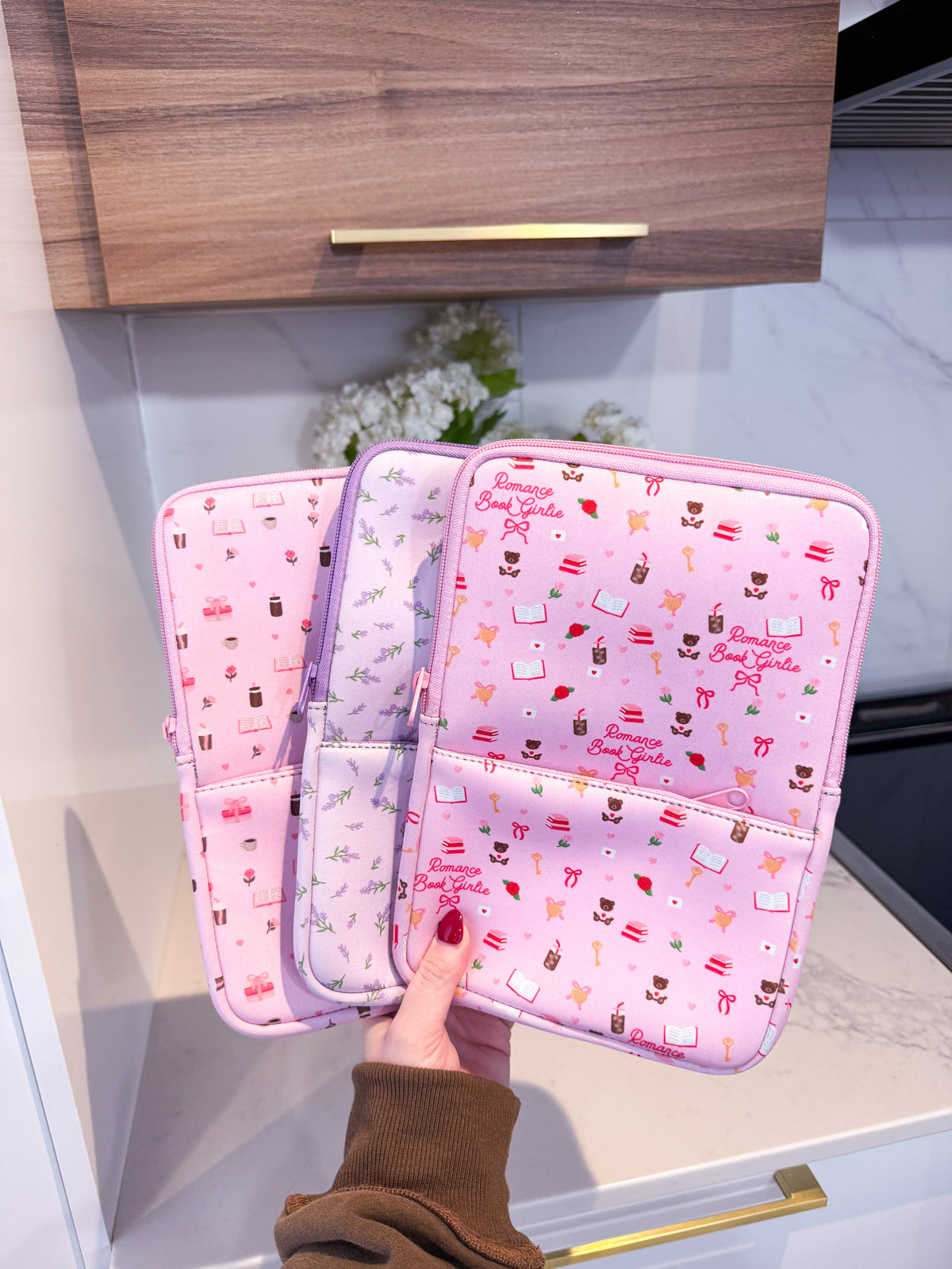 Pochette à livre ou liseuse | Néoprène | Livres, cafés et roses