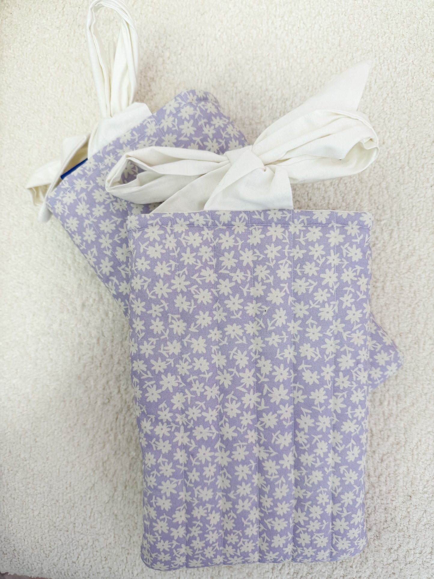 Pochette à liseuse & livre poche | Marguerite mauve avec boucle blanche