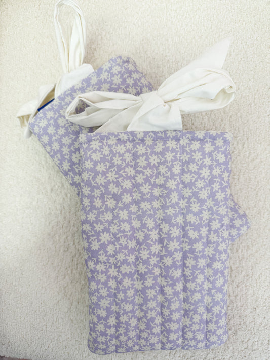 Pochette à liseuse & livre poche | Marguerite mauve avec boucle blanche