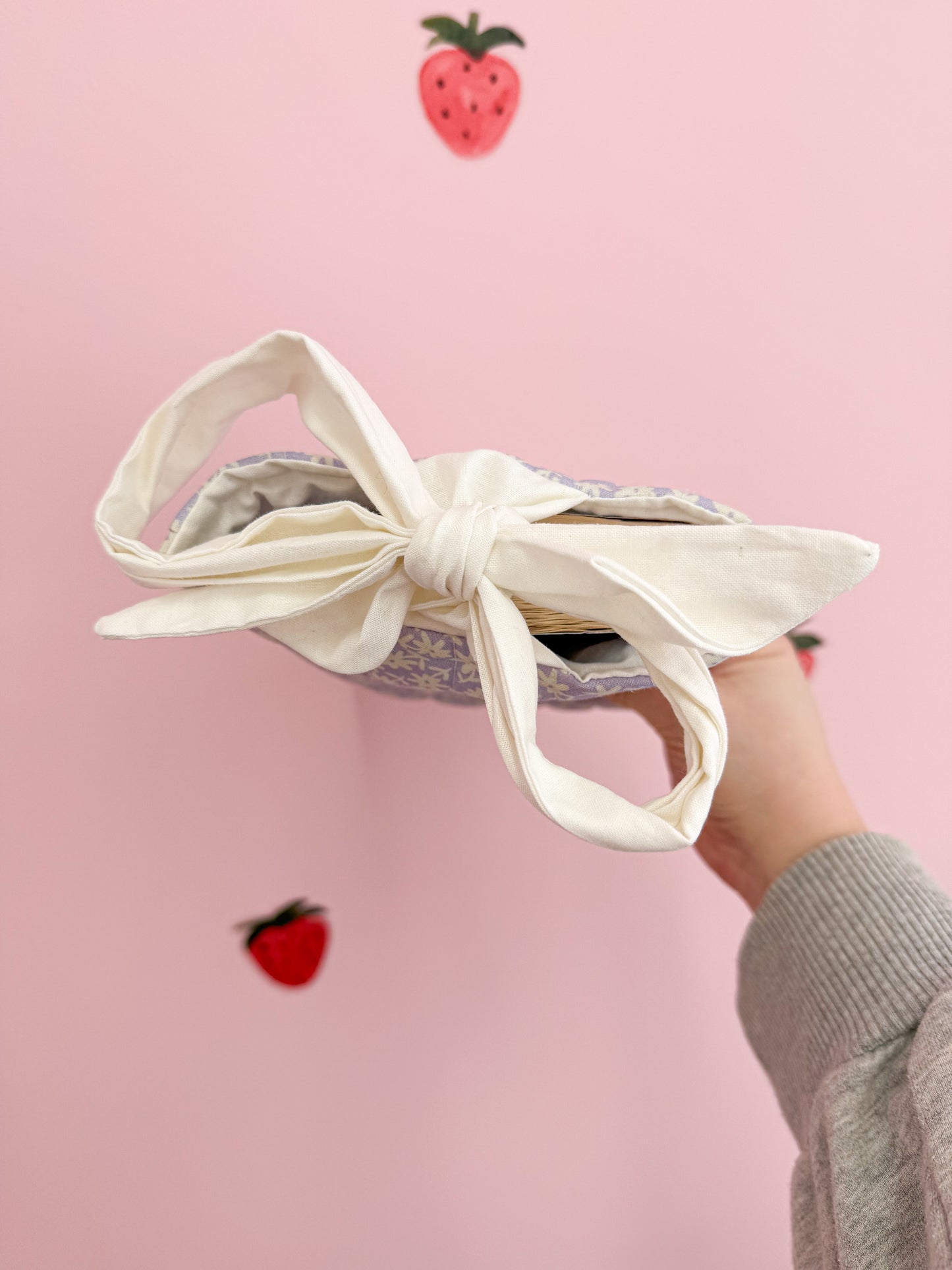 Pochette à liseuse & livre poche | Marguerite mauve avec boucle blanche