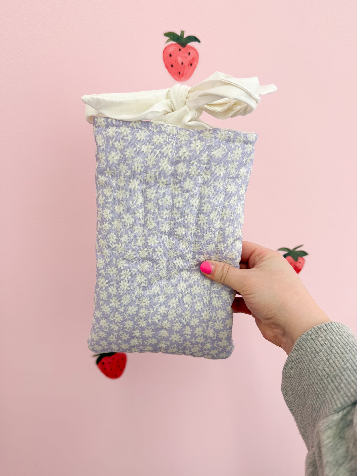 Pochette à liseuse & livre poche | Marguerite mauve avec boucle blanche