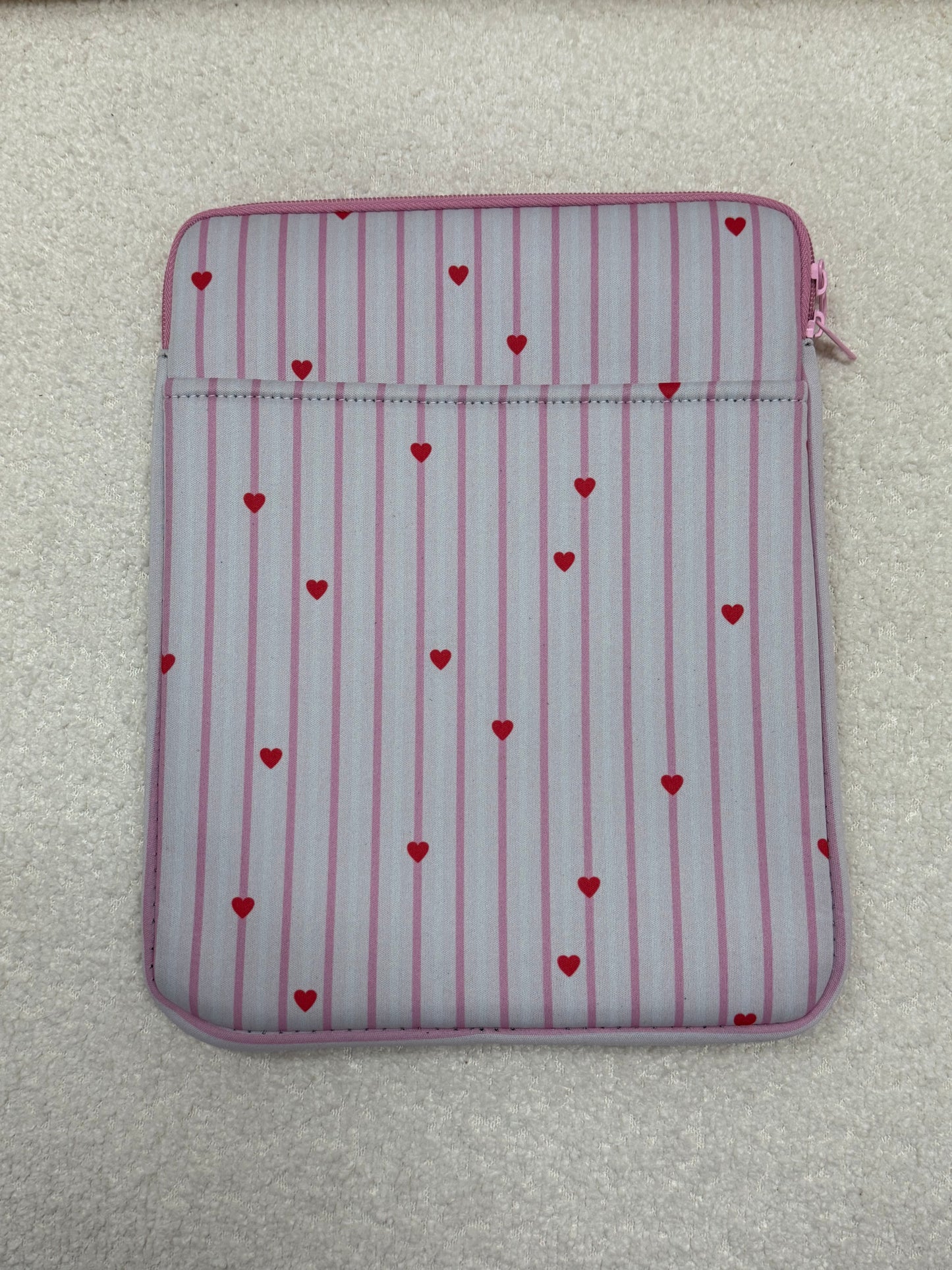 Pochette à tablette | 11 à 15'' | Lignes et coeurs