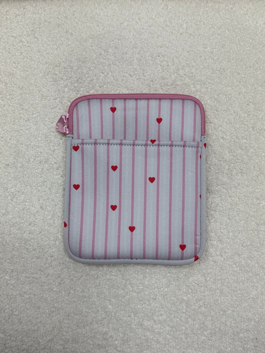Pochette à liseuse | Lignes et coeurs