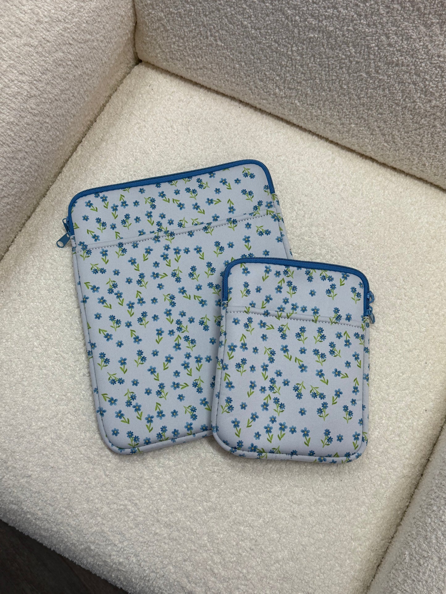 Pochette à liseuse | Fleurs bleues vintages